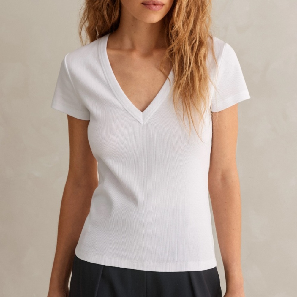 ✨WHITE V NECK✨